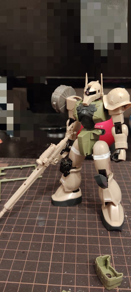 制作過程です。脚が短く感じたので思い切って伸ばしています。太ももで5mm足首で4mm、スリッパで1mmの合計で1cmほど延長しました。なんだか気に食わなかったので足の裾を切り飛ばしています。