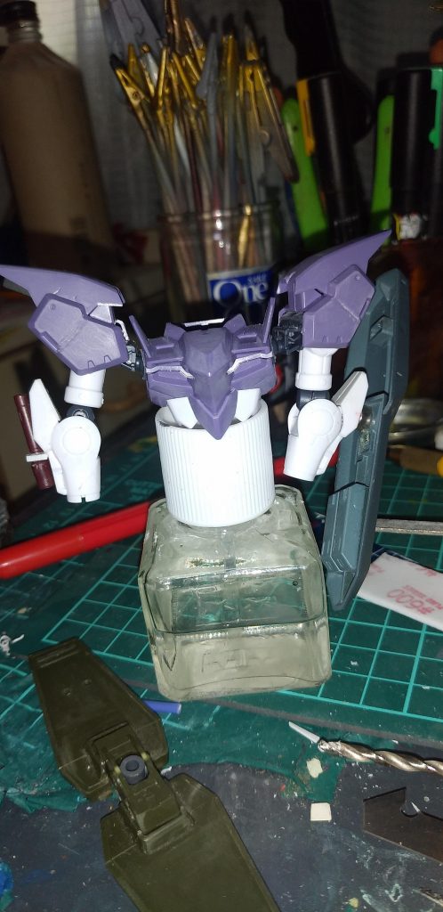 シールド保持には磁石仕様右腕は少し削ってはめ込みました。 