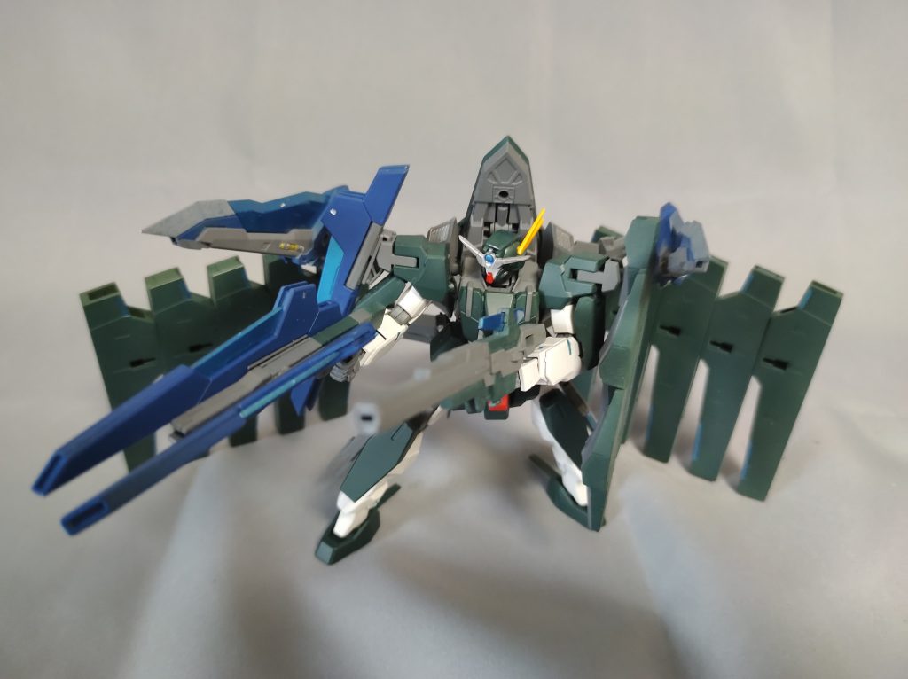 GNソードキャノンはGNソードIIIを基本設計思想としており、本兵装の根元部分の剣の持ち手部分は折れ曲がり式になっており、手持ち武器として剣にも銃にもなるようになっている。ちなみにこの折れ曲がり式の部分はGNピストルであり、このピストルを引き抜いての使用も出来る。手持ち武器としての射撃能力はGNライフルIIと大差ないが、バックパックに懸架した状態ではバックパックの粒子タンクからの供給があるため、それを開放することで艦隊戦に対応しうる火力を出しうる。