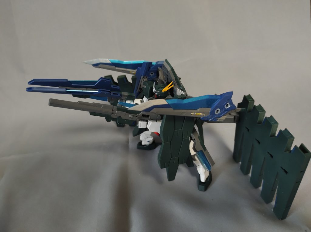 ホルスタービット及びシールドビットを展開して防衛しつつ、ビームピストルとライフルビットによる近距離乱れ撃ち、ライフルビットII、ライフルビットIII、スナイパーライフルによる中距離狙撃、GNソードキャノンによる艦隊砲撃と、遠近中すべての作戦領域に応じた射撃戦闘を取ることができ、まさに2代目ロックオンの「乱れ撃つぜ!」のセリフを体現した機体となった