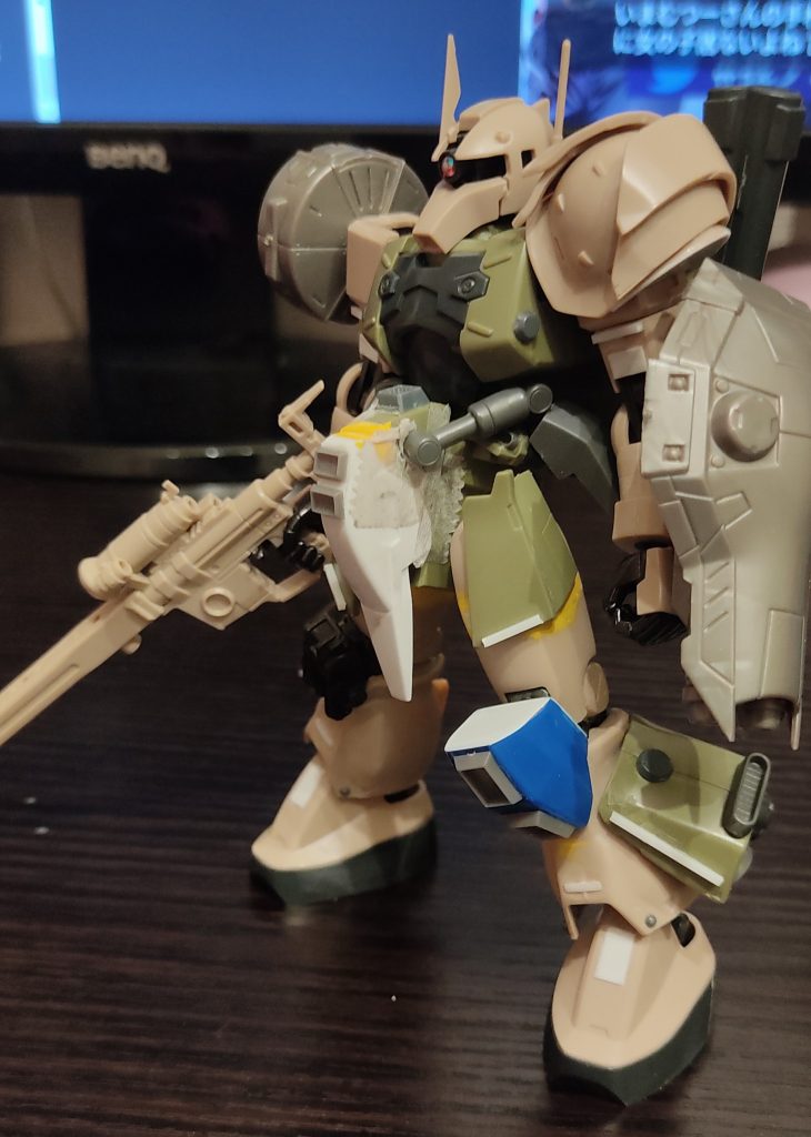 ライトニングゼータがかっこ良かったので腹部をシリンダー状のパーツに変更しています。切り飛ばしたスカート部分のパーツを太腿とスネに、足の裾のパーツは左肩に追加して適当にディティールアップしています。左肩のアーマーはピンを切り飛ばして取り付け位置を上側に変更。空いた下のスペースはプラ板でフタをしました。が、この変更のせいで左肩が上がらなくなりました。