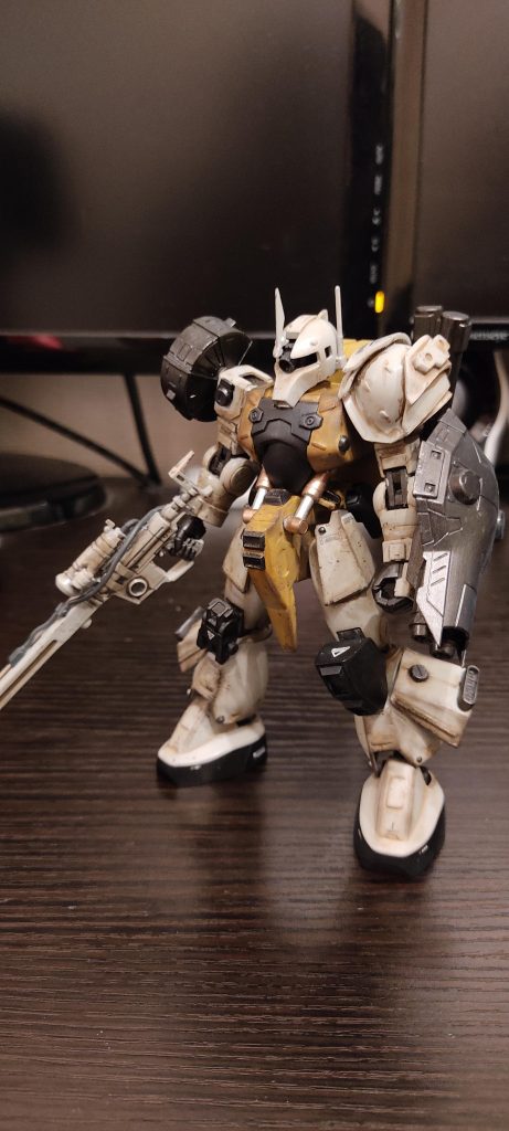 水性ホビーカラーの筆塗りで全身を塗装しました。説明書の見本カラーを参考にしながら好みで塗り分けています。最終的に思い切ったウェザリングを施す予定だったので色味はわりと適当です。