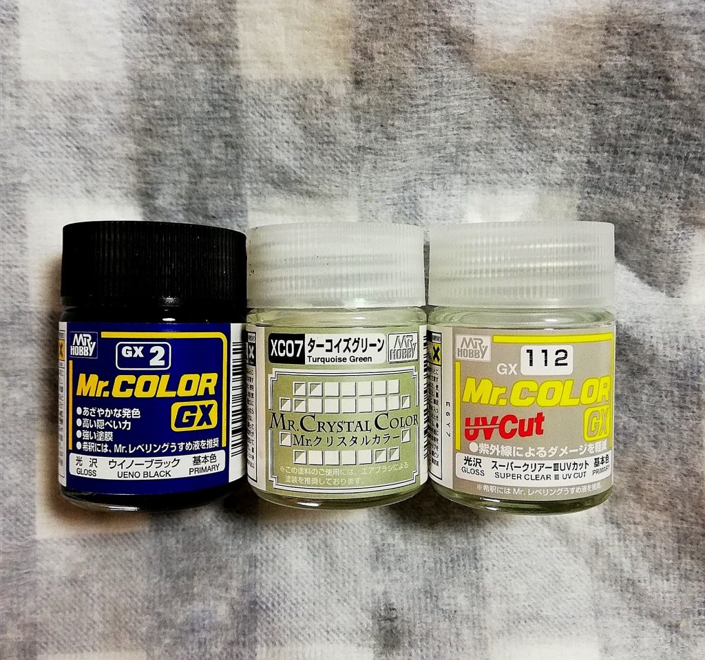 今回お世話になった塗料たち。クリスタルカラーは、1本。スーパークリアは2本、全て使い切ってしまいました。