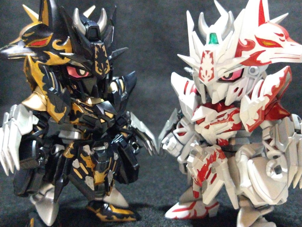 狐面に合わせて左右対象のイメージにしたかったので、左右違う塗り分けにしてます。ボディ部分の塗り分けが、パーツ自体の凹凸が無く、全てシールでの表現だったんで筆塗りで仕上げてます。(気づいた時に塗り分けるのやめたくなった)そのせいで本来とは全然違った感じになりました(╥ω╥`)