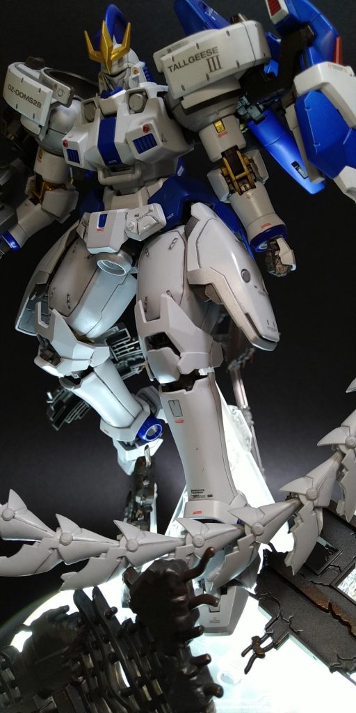 両腕にド派手な武装を装備しているので肩への負荷が凄いです、周囲のデブリがこっそりサポートしてくれています