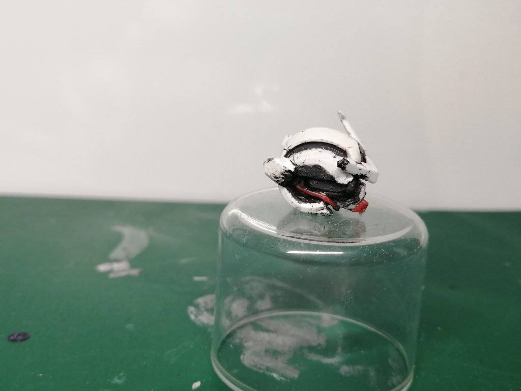 顔はこだわってパテで作りましたアクションポーズ