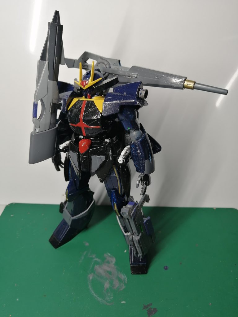 武装としてはターン∀のビームライフル、ビームサーベル、シールド 新規武装として　ビームハンドガン　　　　　　　　　　　　　　　　　長距離型ビームライフル画像のように横に展開します