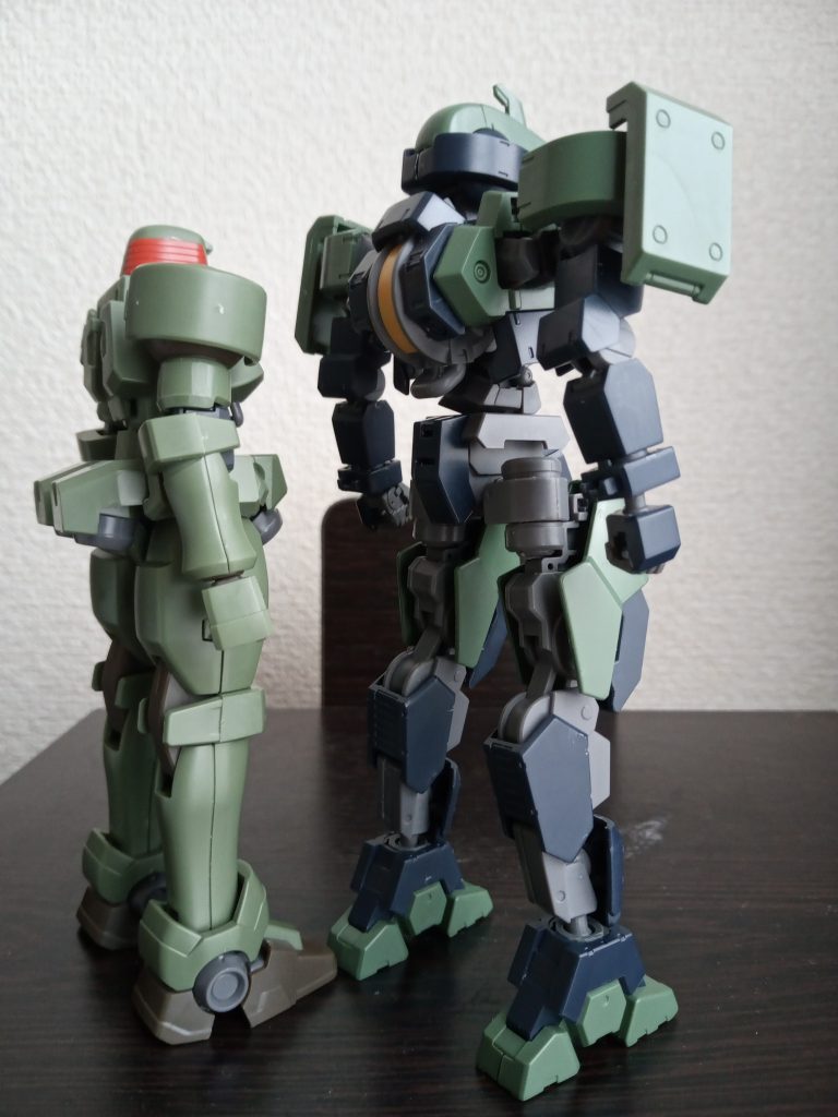 股関節の部分がリーオーの外装だと、稼働時に干渉し可動範囲がとてもせまかったので、腰の軸を一度切り離し後方にずらし接着しました。