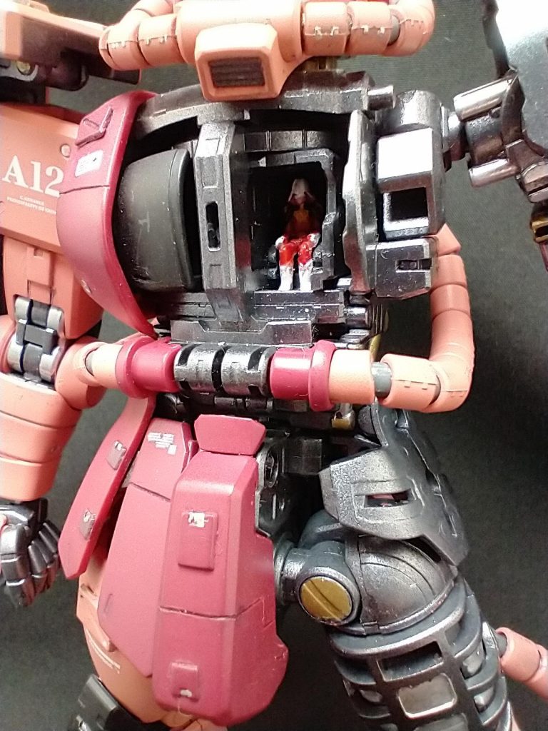 シャアはガンダムマーカーで塗り分けました。アップにすると粗さが目立つ、、