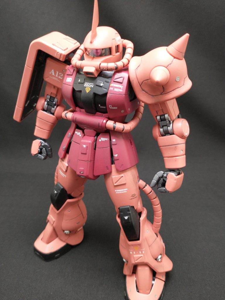 使用した塗料は、TAMIYAのつや消しブラック、ガンメタ、クレオスのシャアピンク、シャアレッド、サザビーレッド、4アーティストマーカーのシルバーとゴールドです。