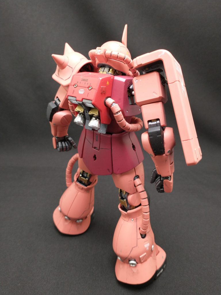 スジボリは主に足回り、スカート、肩のスパイクとシールド、頭部に施しました。あとはハイキューのディテールアップパーツを全身に貼り付けました。