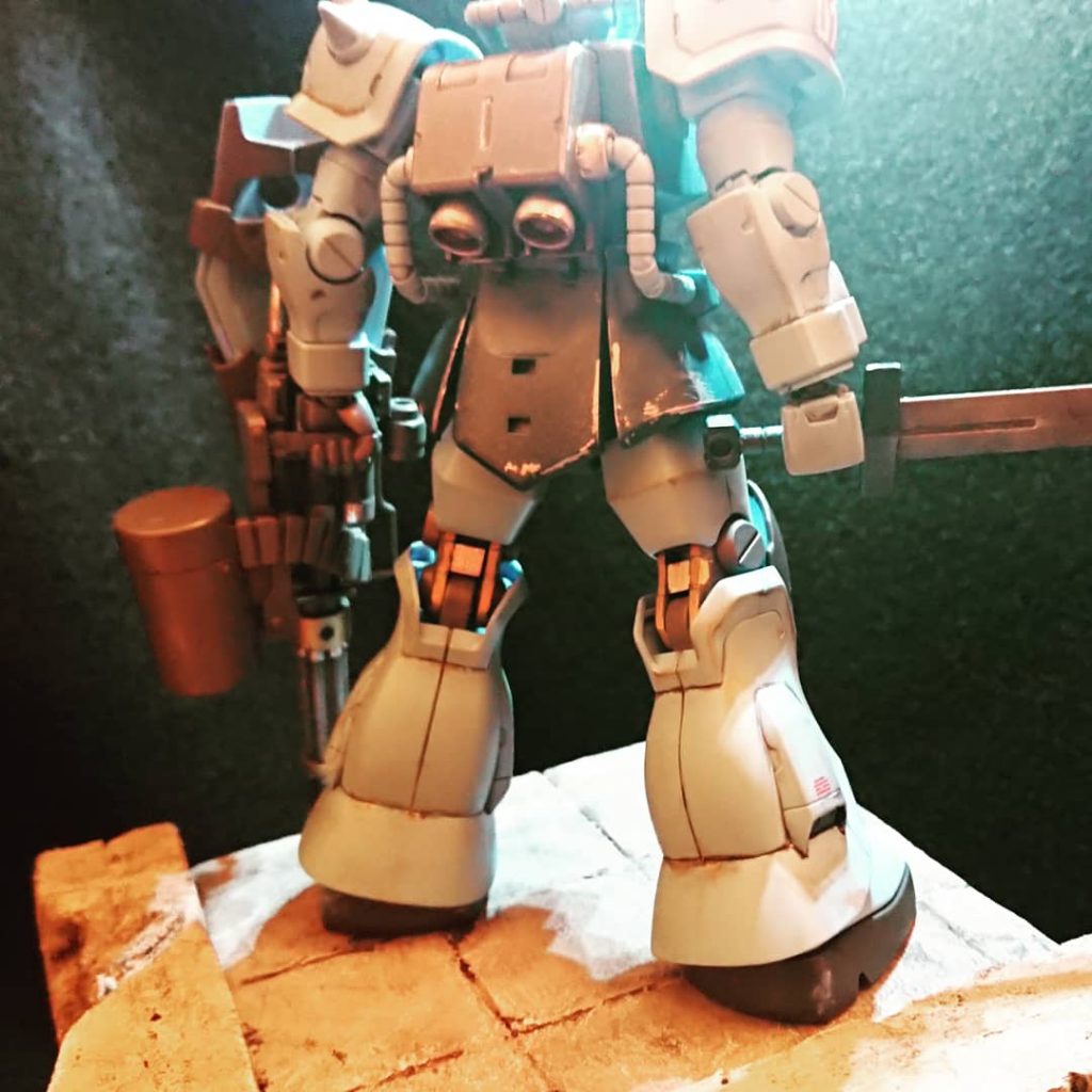 塗装の剥げやサビは4アーティストマーカーとリアルタッチマーカーにて。シールドのデカールが破れてしまってへこんだんですが、塗装が剥げてる事にして誤魔化しましたw肩と脚部は普段やらない合わせ目消しにも挑戦しました。