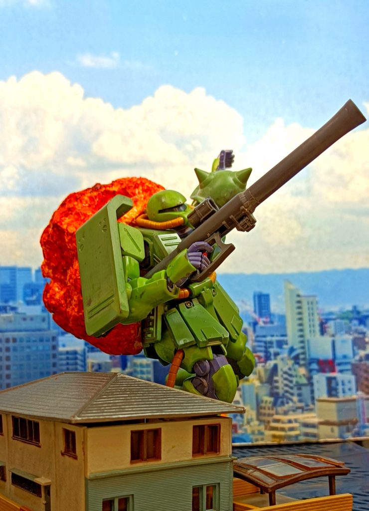 素材はザク改ジオラマベース、背景、発泡スチロールで作った爆発エフェクトで仕上げました！