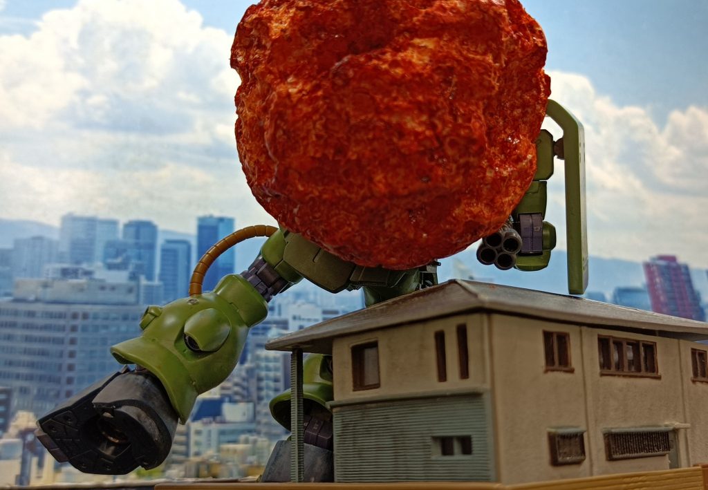 爆発して民家に激突するシーンを、民間人の視点から撮るために下から撮影しスマホカメラの調整で色彩等をいじってみました！