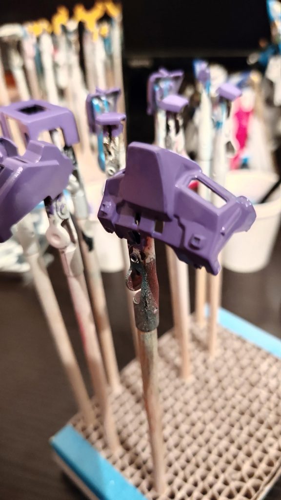 塗装は全て水性ホビーカラーの筆塗りです。一部メタリックカラーは4アーティストマーカーを使用しています。気泡が出来たりエッジが分厚くなってしまったら随時ヤスリをかけて塗り直しています。筆塗りの大家、セイラマスオさん風の中間色を意識して調色してみましたが難しいですね。