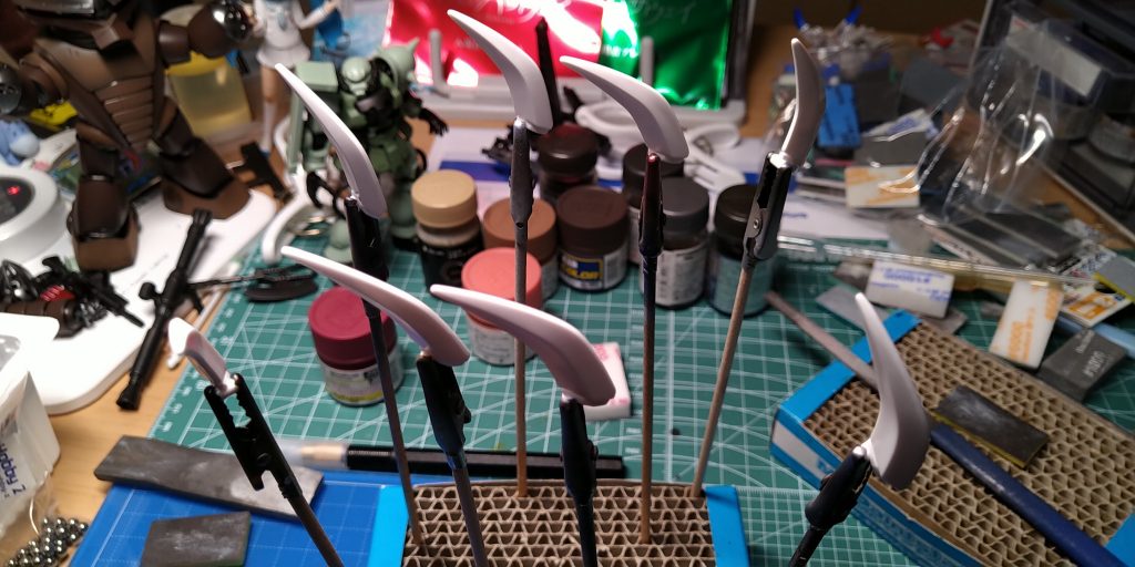 爪は基部と刃が別パーツで結構外れやすいので接着推奨