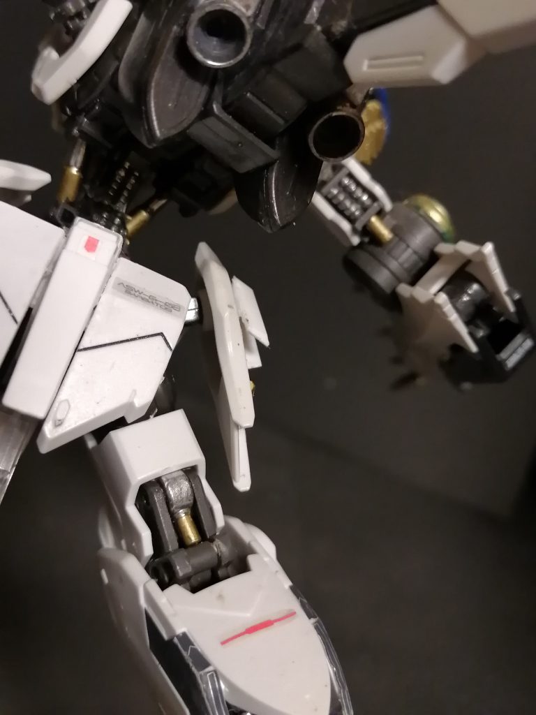 シリンダーの部分はガンダムマーカーゴールドとメッキシルバーで塗装