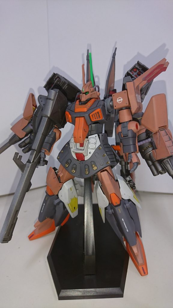 後頭部のアンテナは、指揮系の停滞を防ぐため。蛍光のグリーンで、ツインアイに塗りました。