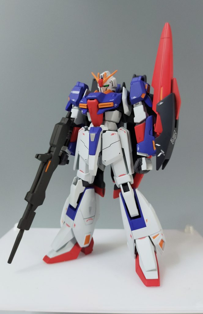 表面処理や彫り直し等の基本工作と合わせ下記を行っています。・腰部にフロントアーマーにはスジ彫りの追加・各部のオレンジ部は付属のシールをマスキングテープ代わりにして塗り分け・シールドや翼の一体成型の部分はマスキングでの塗り分け・ライフルの砲塔部分の合わせ目処理・頭部アンテナのフラッグを落としてからシャープ化・腰部にエッチングパーツを取付け・ハンドパーツはMSハンドに変更・足の甲に各部に角モールドを追加