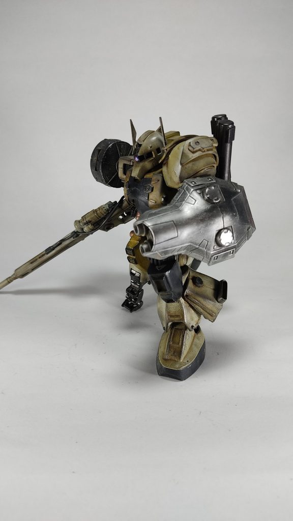 盾や肩の丸いやつは部屋に転がっていたものを適当に使用しています。右膝のジャッキや見えているフレーム部は焼鉄色で塗装しました。