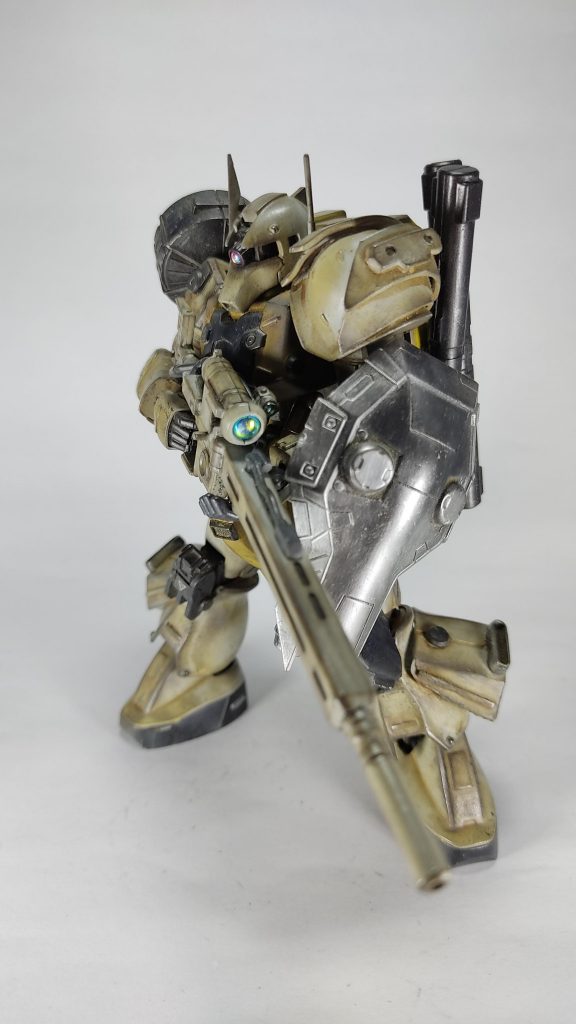 モノアイとライフルのスコープはハイキューパーツのVCドームを使用しています。ウイングガンダムやゼロの胸部センサー部分用に購入したものですが、モノアイに使ってもキラリとして良いですね。お気に入りです。