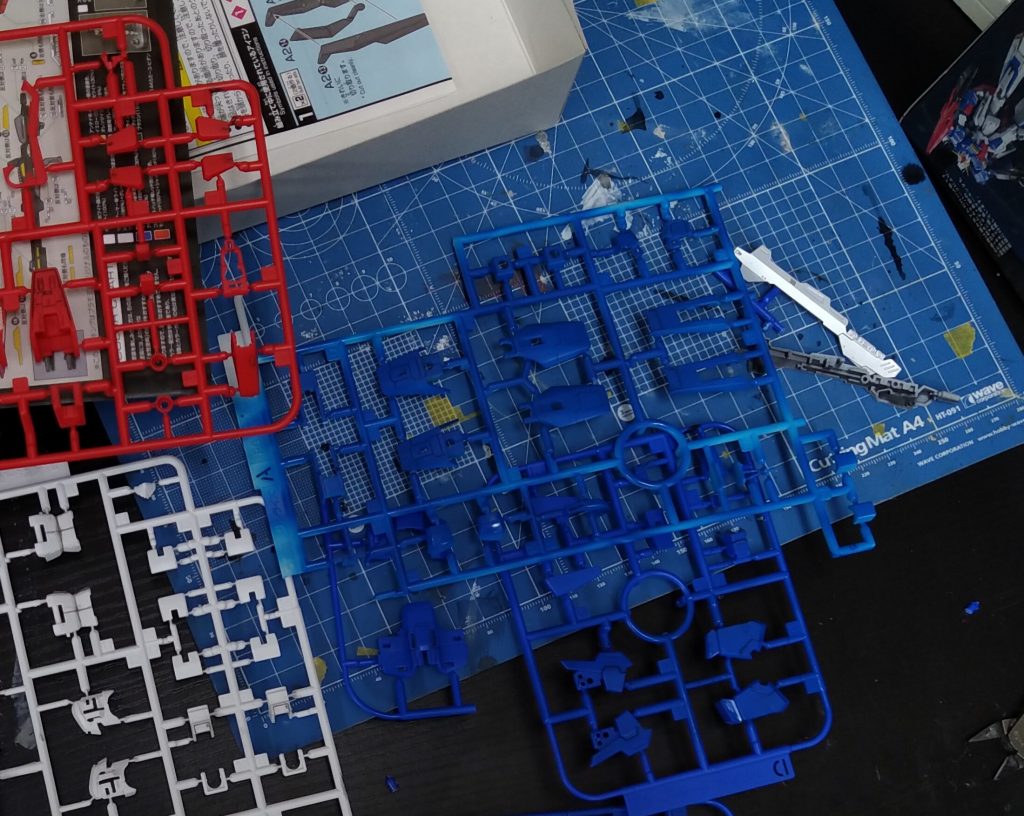 塗装箇所は至ってシンプルでAランナーのはグレー部分をエアブラシでウルトラブル―を吹くだけです。ライフルのメインパーツは白よりのグレーを調色して吹いていますが、もとが黒パーツなので下地としてサ―フェイサー吹いています。