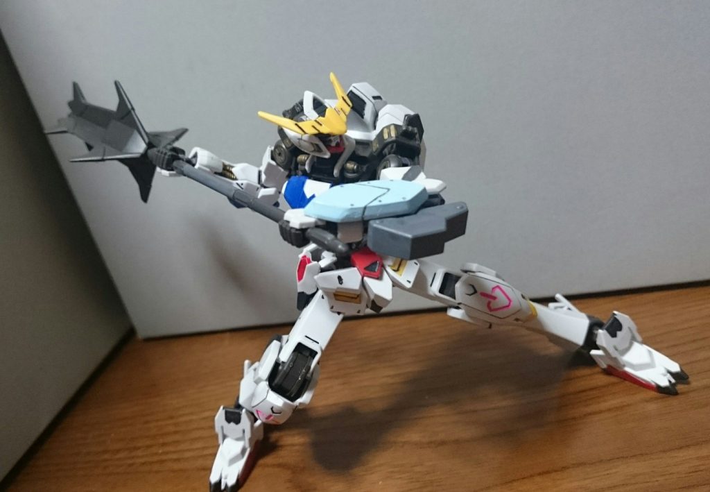 ・ガンダムバルバトス(リペイント)「HGに恋するふたり」の3巻発売に合わせてリペイントしたものっスガントレットをライトグレーで、スラスター等のブラックをグレー+スミ入れ塗料で塗装~