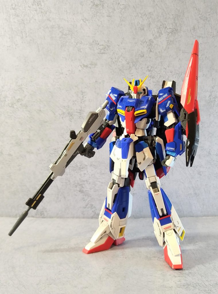 デカールはRG Zガンダムのものをメインにしていましたが、一部追加であまっていたRG 01W ウイングガンダムEWのシールも使っています。赤のラインはカッティングシートを細切りにしたものを使用しているので塗装ではありません。肩は角度をつけて錨肩効果を狙ってます。それにあわせてシールのカットもしています。また墨入れ時にパーツが割れるのが怖かったので全体に半艶のトップコートも吹いています。バンダイ様、キット化してくれると嬉しいです。と夢見つつ、きっとこれを超えるものが出てショックを受ける未来を想像。