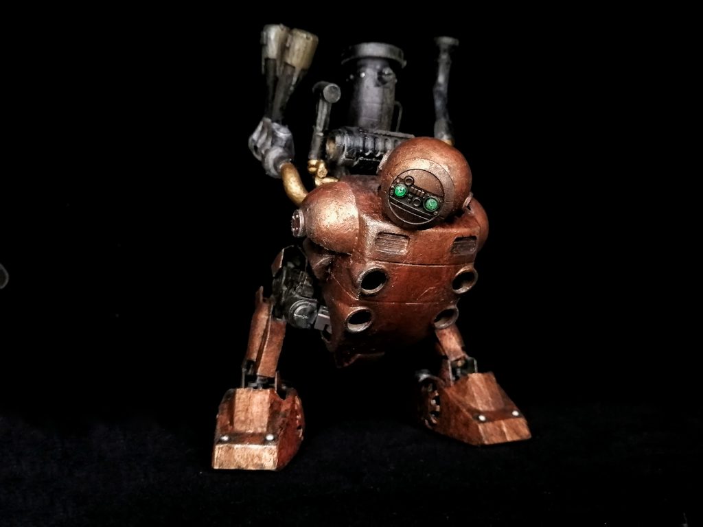 旧キット ジュアッグを改造したガンプラ。蒸気機関によるモビルスーツの駆動実験機で、歩行に初めて成功した機体です。そのため、歩行する以外の機構や武器などの兵装は搭載しておらず、本当にただ歩くことしかできないため、戦闘能力はありません。ガンプラバトルでは弱いどころではなく、歩く的です。