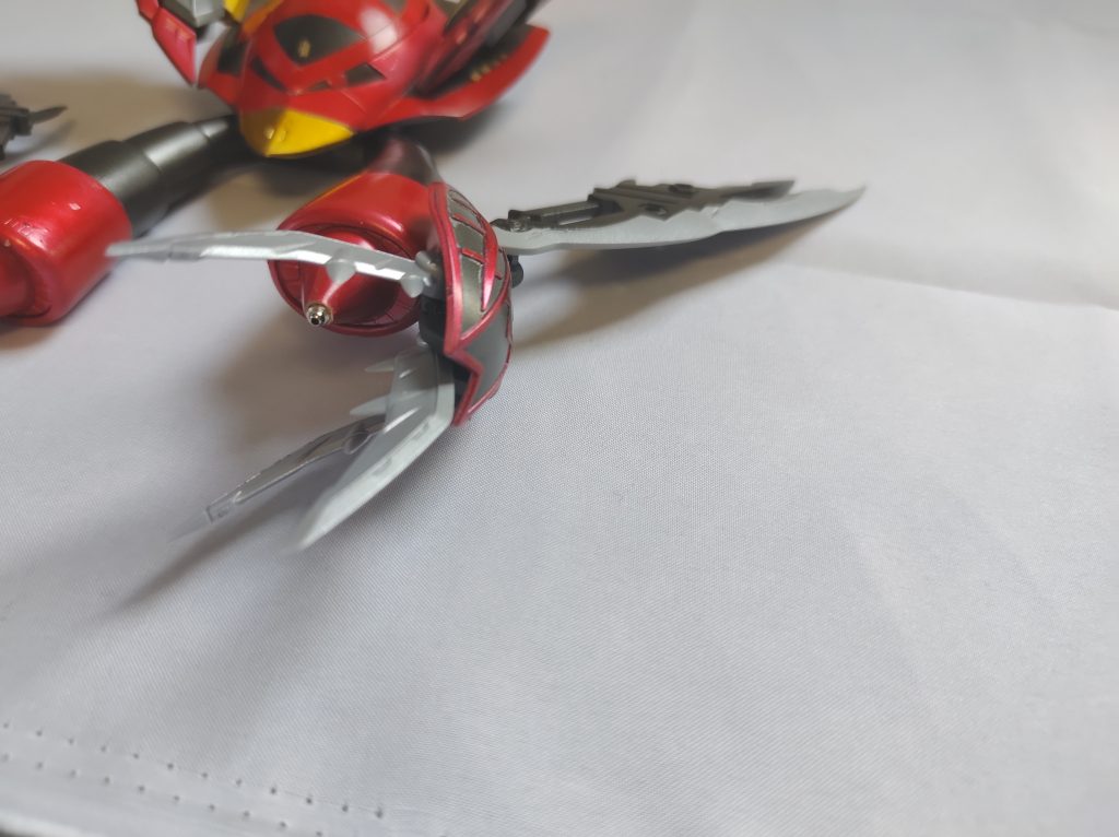 陸戦ユニットの主兵装は、機体上部に付く左右への砲撃用の大型ミサイルとメガ粒子砲、機体後部のテールザンバーである。テールザンバーは取り外して手持ち武器としても使用可能。また機体前面には小さめの腕部もあり、ビームライフル等も携行出来る。