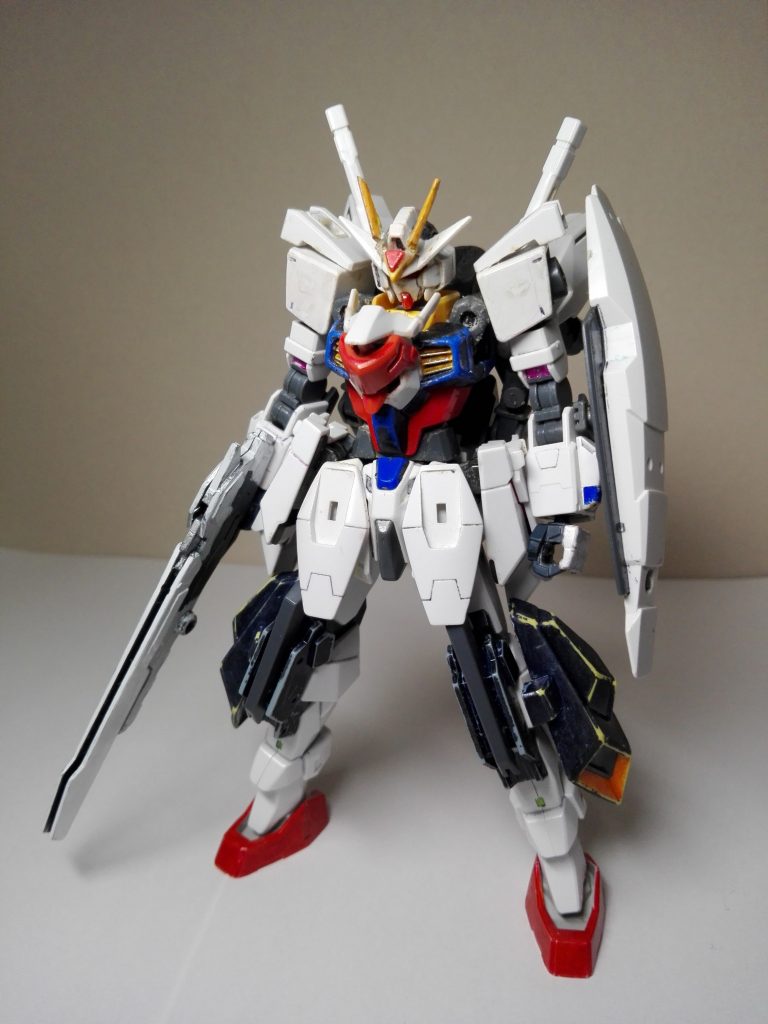 初投稿です。様々なパーツをミキシングして作りました。主に使われているのはAGE-1ノーマルやスタービルドストライクですが、アニメ放送当時に買ったものなのでかなりガタがきています。AGE-1は初ガンプラでもあるので、10年以上改造し続けているのもあって思い入れは深いです。