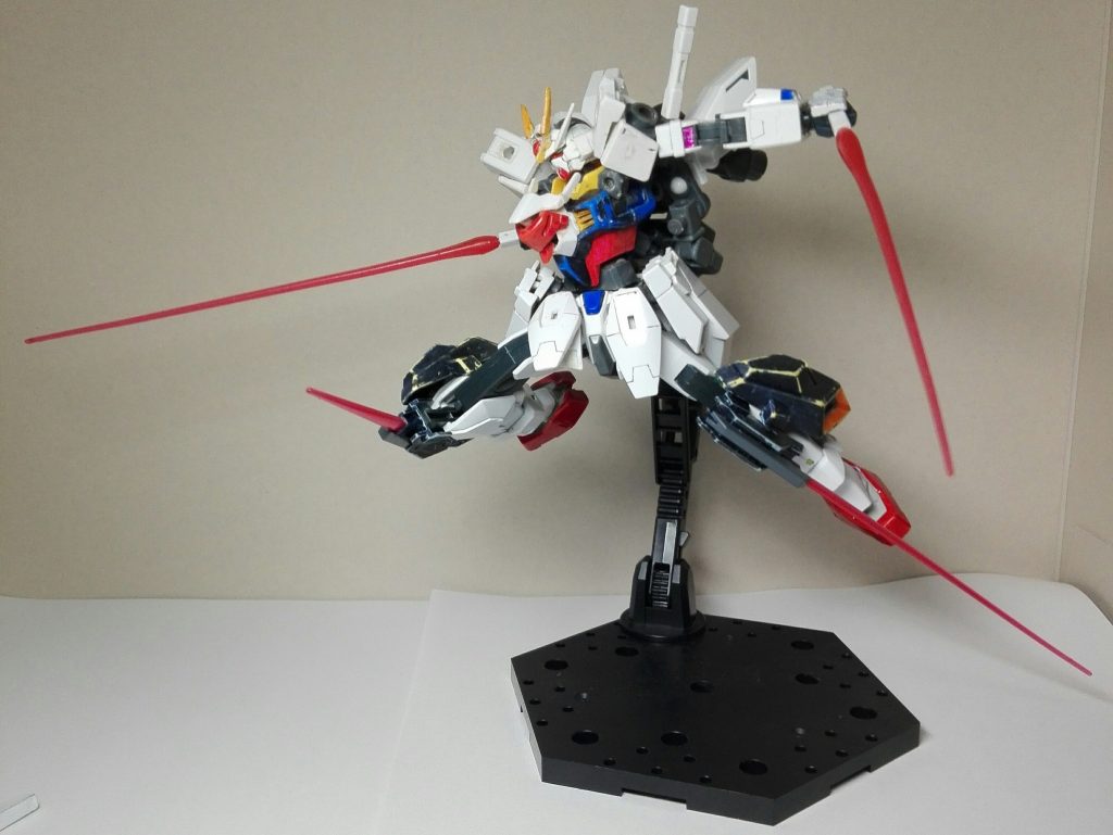 ビームサーベルは手持ちのものが4本、脚にも2本ついています。背中のものはビームカノンとして使用可能で、MG用なので高威力です。