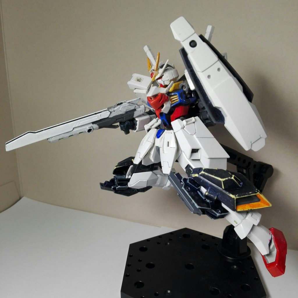 ビームライフルは反動が抑えきれないので基本的に腰溜め撃ちです。種ポーズとか無理。特に狙いも付けず乱射します。本当はハンドガンとか使うべきなのだがかっこいいから使う！シールドはただのシールドですが、左肩が特に弱いせいでほとんど保持できません。特殊な機能は特になし。強いて言うなら自爆（無意識）。