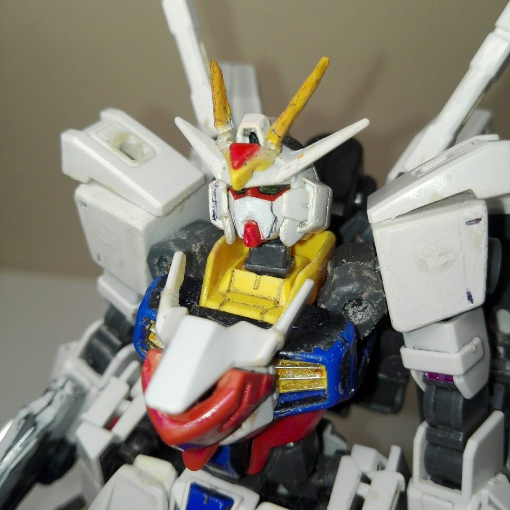 頭部アップ。への字消したらなんか変なことに……両眼のシールも紛失してしまい、一応メタリックグリーンで塗ったのですがヒサシの形状もあってか全く光りません。追加したアンテナは元々アメストフリの余剰だったのですが、両方とも折れた挙げ句紛失したのでランナータグででっち上げてます。胴体はダークブルーで何度も塗っているのですが、塗料の乗りが悪いのかすぐ剥がれます…ちなみに胸部中央の赤いパーツはLBXドットフェイサーの顔です。