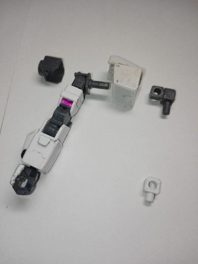 肩のパーツ。長い軸の方はビルドストライクの股関節で、外装を逆側に移動させてHGUCガンダムの肩を被せています。右のポリキャップはうまく外せずそのままになっていますが、左のが余り筆頭のアレを改造したもので、右のは下の白いパーツに似た形状なのですが、何のキットの余剰だったか覚えていません…汎用性高いのでもっと欲しい…可動域はこの軸構造のおかげで非常に広く、背中のサーベル抜刀やライフル両手持ち、ラストシューティングも簡単にできます。