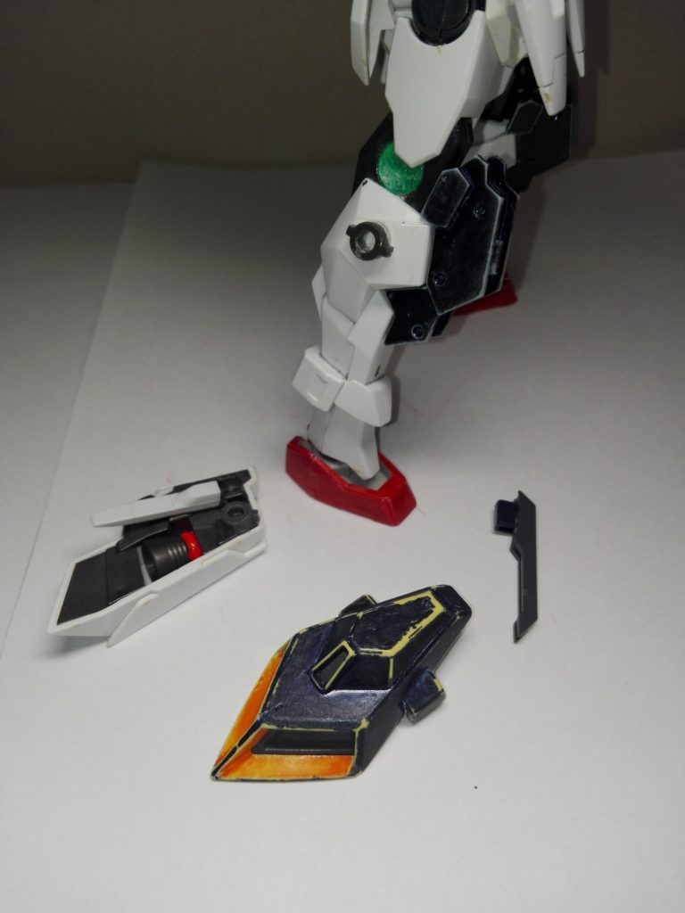 脚。ケルディムサーガが素体。カーディガンのふくらはぎのスラスターはポリキャップポン付して軸挿しただけなので前後にスイングします（このポリキャップ好き）。MGユニコーンの流用のサイドアーマーも同様にポリ貼っただけ。この裏に2対目のサーベルを装備しています。膝サーベルはGNソードⅤのパーツとGサイフォスのサーベルを合体したもので、組み替えてニークラッシャーしたり隠し腕!?こっちにもあるんだよぉ!!したりできます。 