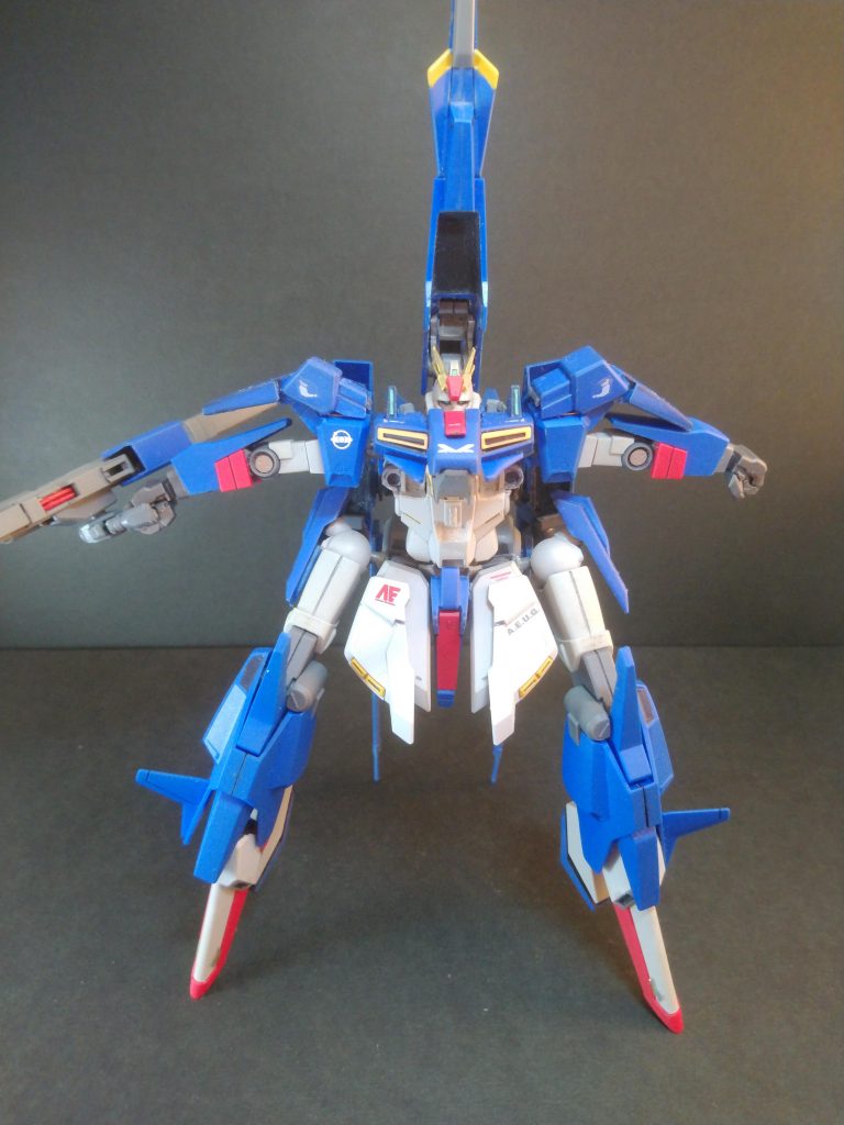 背部、胸部、足を展開して変形させます。足の展開ｷﾞﾐｯｸにはスカルウェポンの間接パーツを使用し、そこに長めの接続軸も設けて開脚させています。