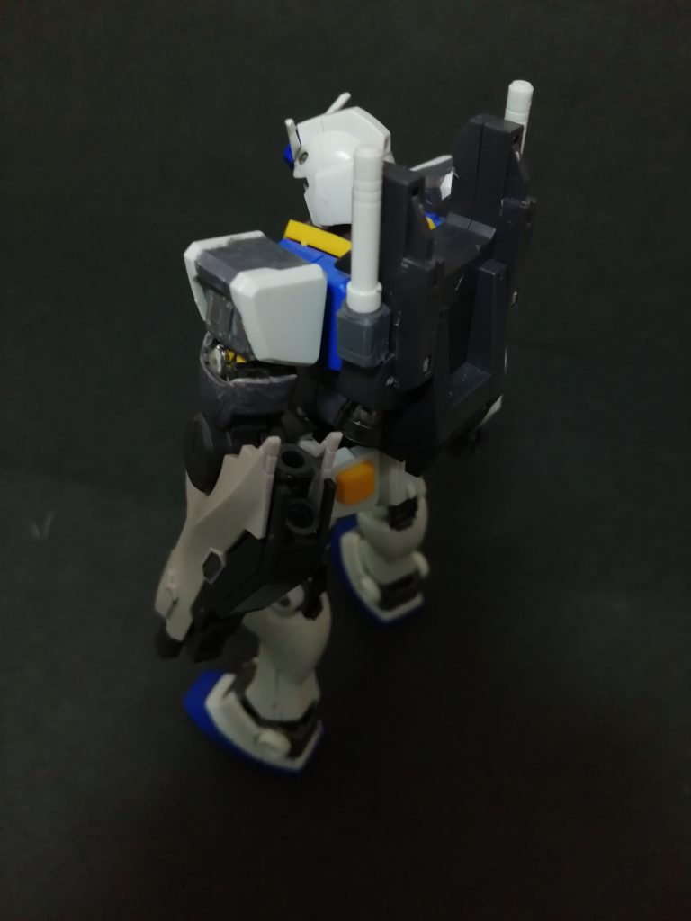 左腕 サーベルを外した状態奧が元々サブアームを付けるパーツだったもの手前はなんかのバーニアパーツライフル内の熱を逃がすダクトになっている設定