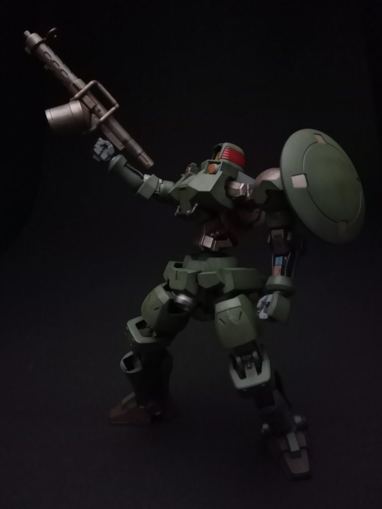 鉄血のフレームを組み込んだので、可動域を活かせないかとやってみましたが、難しいですね