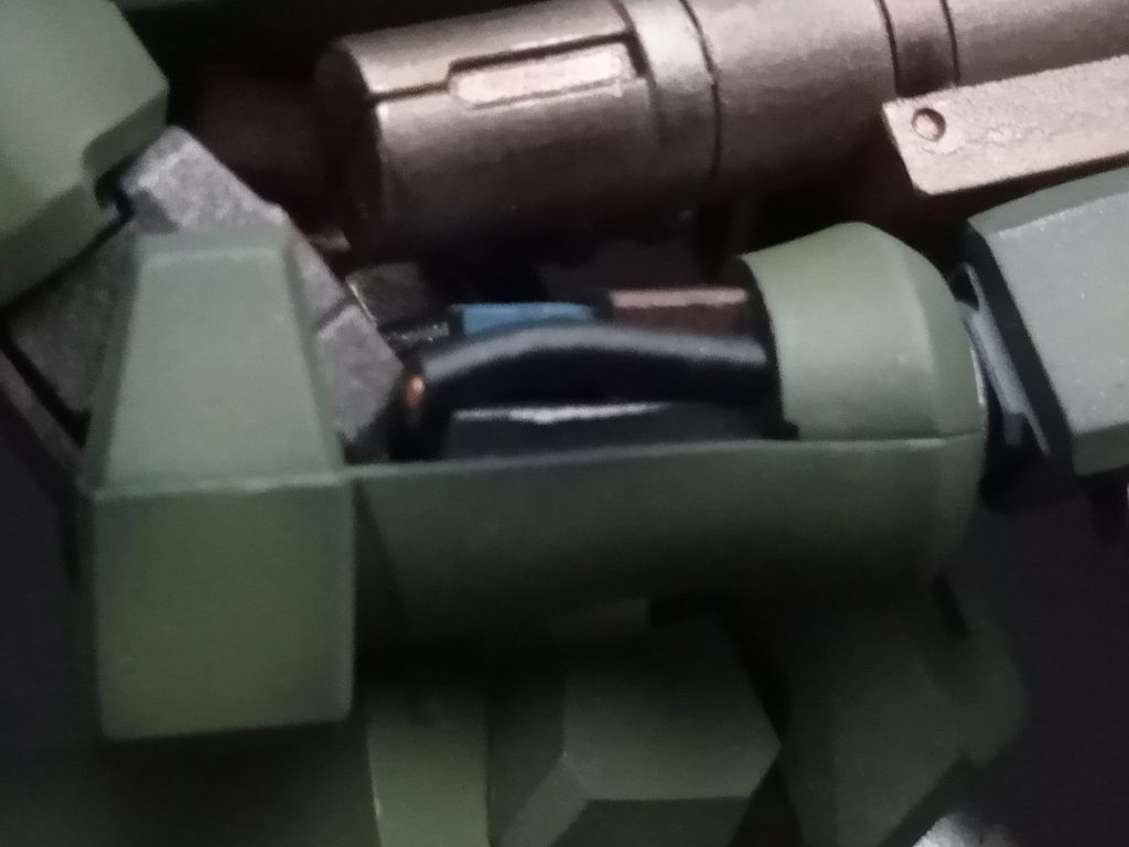 腕の横部分を切り、鉄血のフレームっぽく内部を見せて、配線を通して見ましたが肘の内側部分に干渉し、肘が曲がらなくなったので配線を切りました。最初は肘の内部まで通していました。制作過程で気づけず・・・。良い勉強になりました。ま腕の内側のカラーリングも別の色の方が良かったかな?と思ったり。