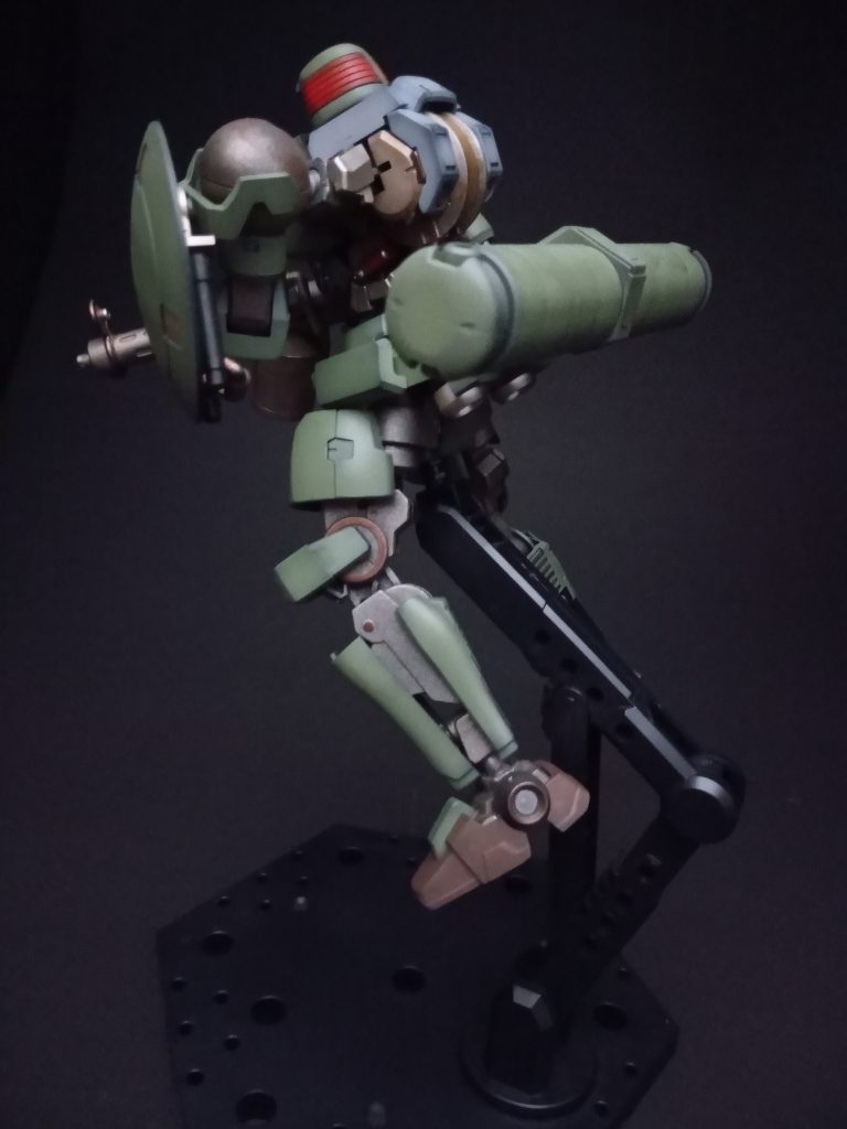 背部の鉄血フレームの関係で、宇宙用のブースターは腰に乗せているだけです。背中に穴を空けたくなかったので、装着の仕方をいろいろ考えましたが、思いつかず断念しました。あと、背中もカーキ色にすれば良かったと・・・・。