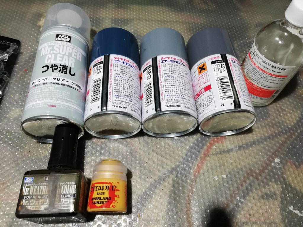 エアーモデルスプレーを基本色にシルバーでドライブラシ。艶消しコートをしてからウェザリングカラーのグランドブラウンを塗り専用溶剤で拭き取りました。イエローは隠ぺい力の強いシタデルカラーベース。ガンプラは黄色のちょい塗りが多いので、これがあると便利です。