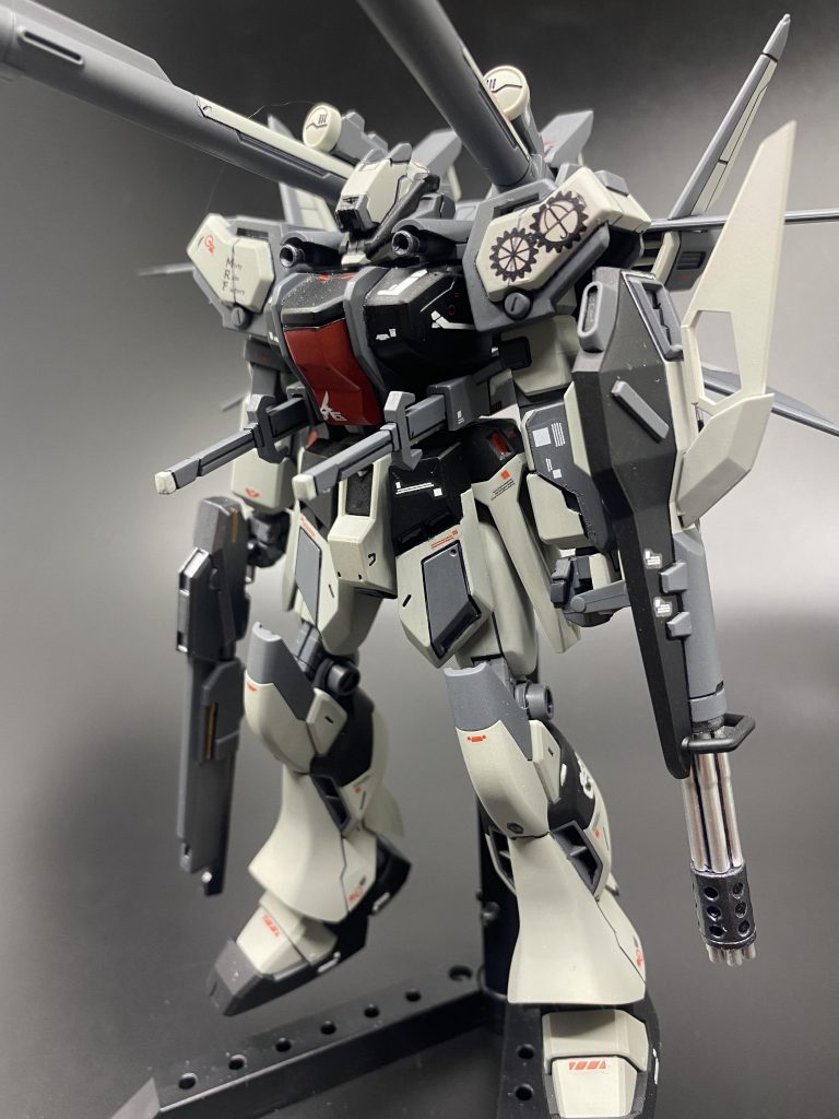 頭:ガンダムグシオンリベイクフルシティ胴:デュエルガンダムアサルトシュラウド肩・腕・背面・盾:ストライクルージュI.W.S.P.腰・脚:Hi-νガンダム銃:レールガン(AoZ系(何から流用したかは覚えてないです))