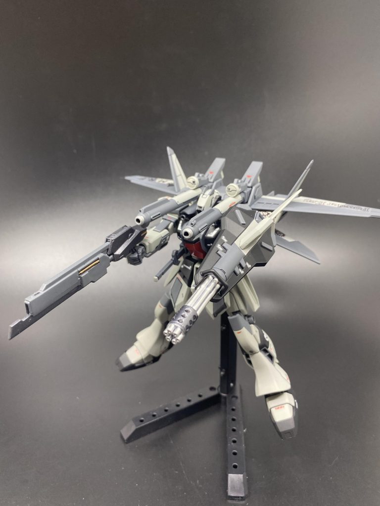 フルバースト。やたら武装の載っている機体にはぜひやらせたい構図です。