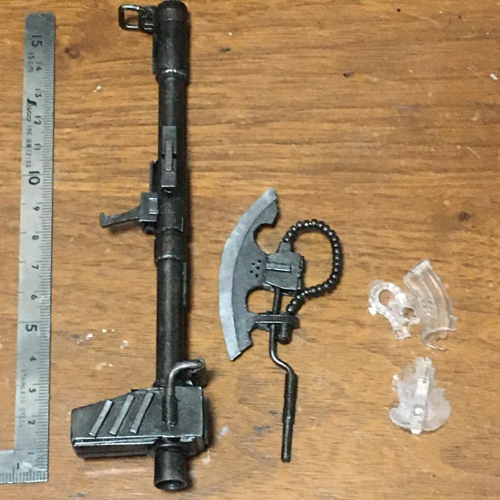 今回スクラッチした武器類、バズーカーはかなりお気に入りです。プラパイプをつなげただけの簡単工作だしね。一番右はHGザクのヒートホークを複製しようとして失敗した残骸です。