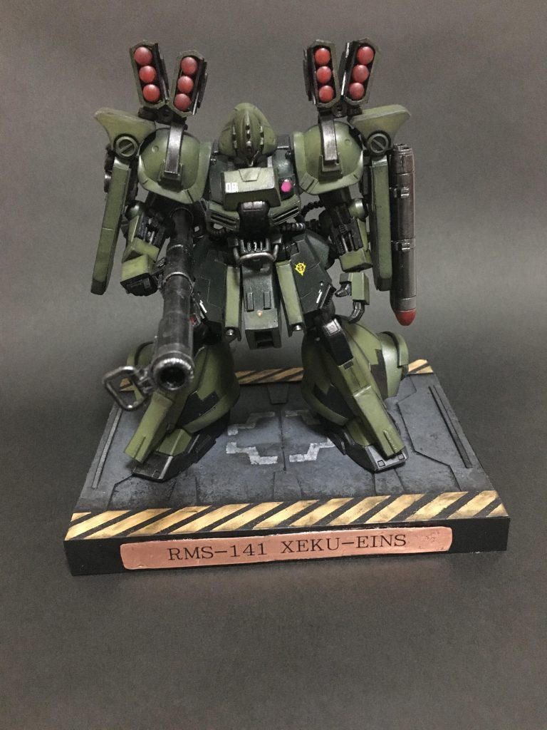 武器が一切ついていないので自作。第一種兵装を参考に肩ミサイル、手はバズーカー持たせてみました。本体は前スカートと股間のボリュームアップ、胸部や脛の追加装甲等をプラ板で作成してあります。