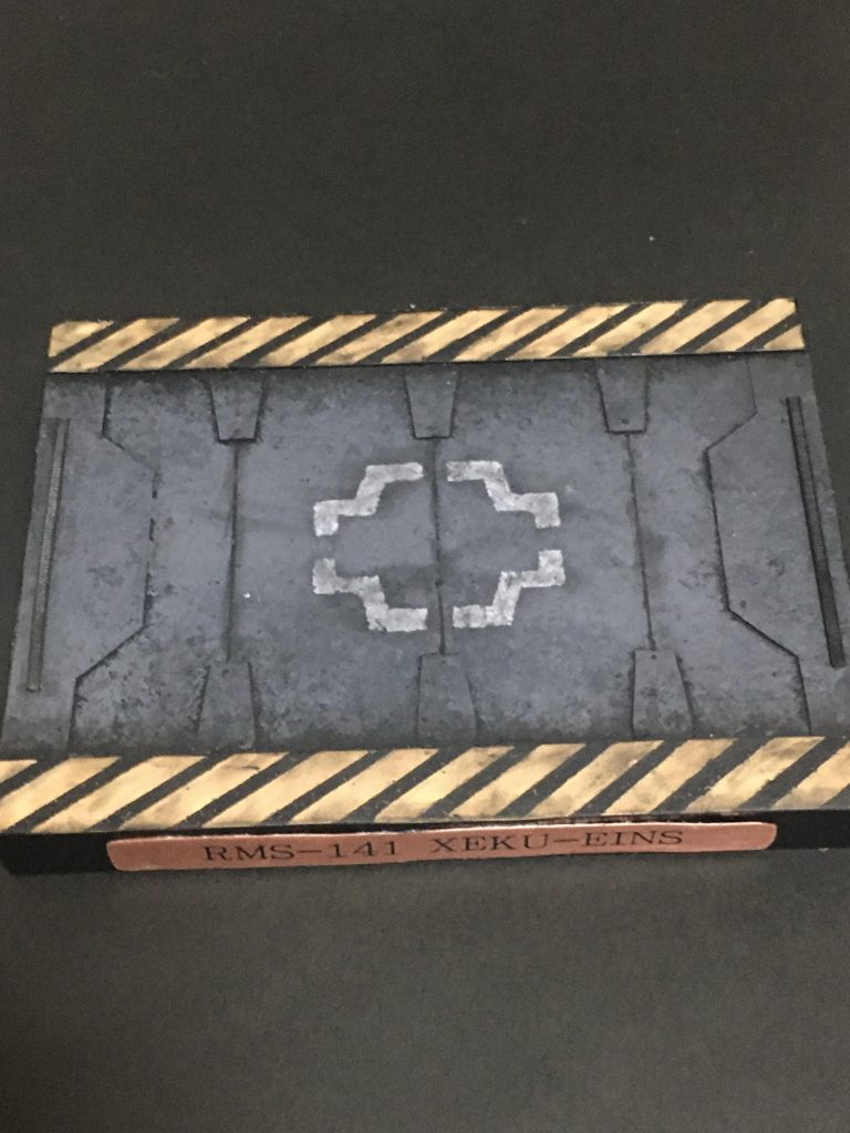 専用の台座。本体が地味なカラーリングだったので、こっちが目立ちすぎない様にがっつりウェザリングでトーンを落としてあります。イメージは基地内のMS用エレベーターです。