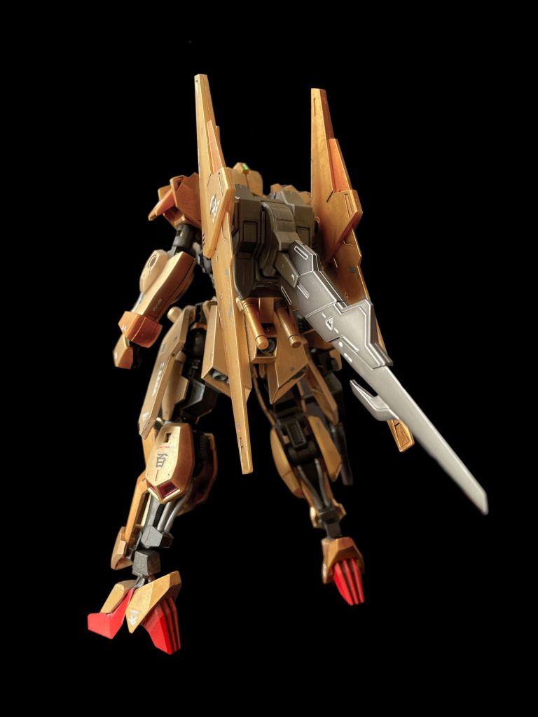 新規武装のテイルブレード。中距離戦闘でも圧倒的攻撃力を発揮。