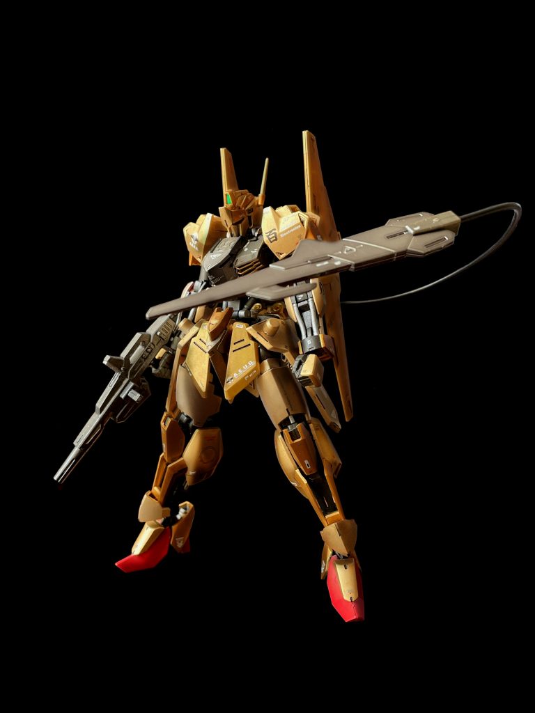 クワトロが搭乗するなら、有線でもファンネル兵器があったほうがそれっぽいかなーっと。