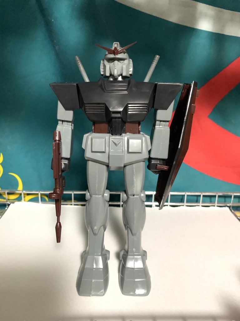 元がコレです。さすがにひどすぎるｗでもちょっと手をくわえればアニメの中のガンダムのようになってくれます♪ちなみに見比べれば分かりますが、元の状態ではコアファイターが奥に刺さりすぎてしまう事と、胴の幅がありすぎるせいで胴が極端に短く見えるので、改造ではコアファイターが奥に刺さりすぎないようにして胴の長さを調整しています。